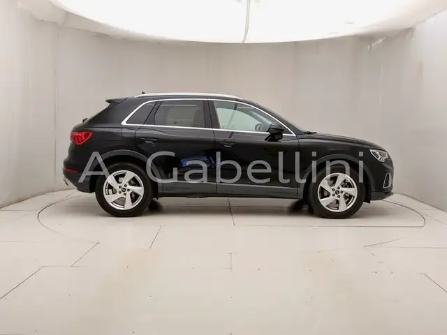 Audi Q3 view 3