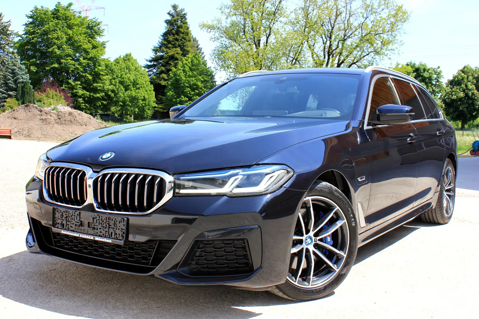 BMW 530 530e xDrive M Sportpaket Pano AHK Laser VOLL 1Hand Schwarz - 1