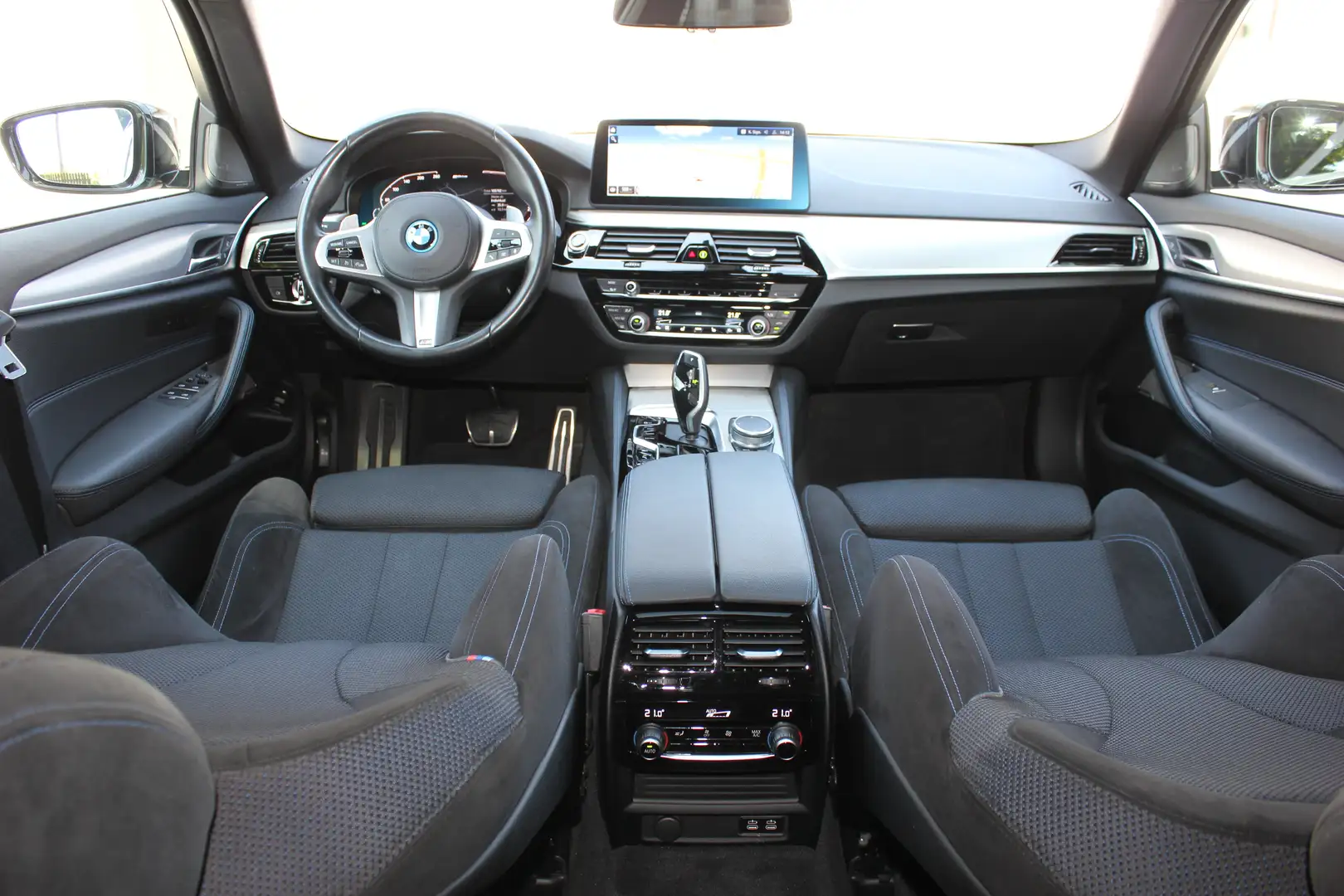 BMW 530 530e xDrive M Sportpaket Pano AHK Laser VOLL 1Hand Schwarz - 2
