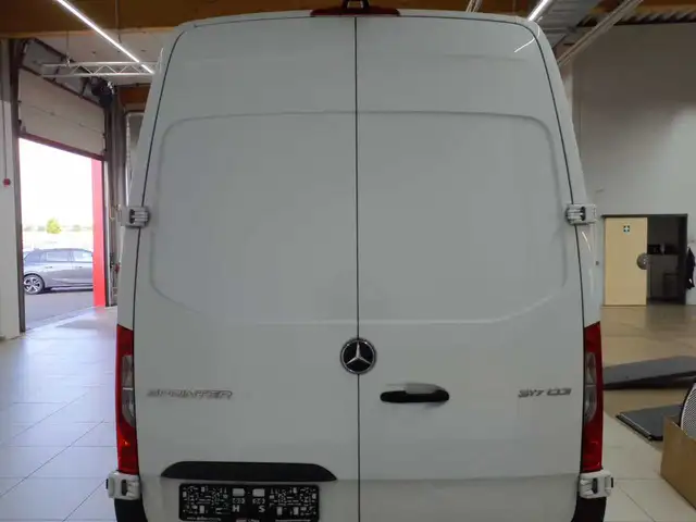 Mercedes-Benz Sprinter view 5
