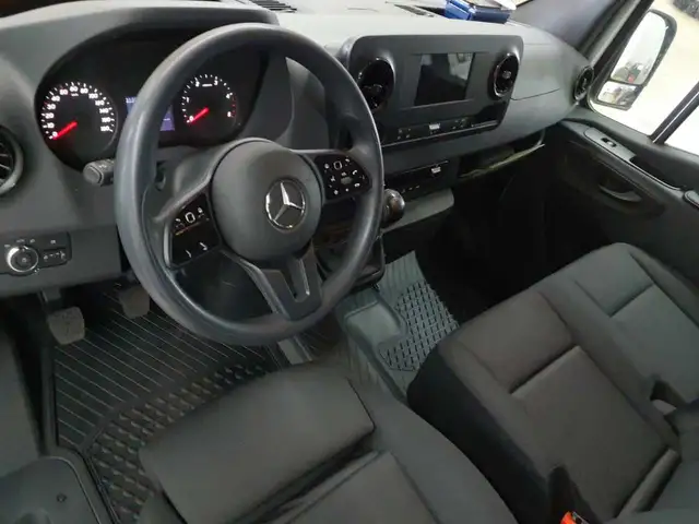 Mercedes-Benz Sprinter view 12