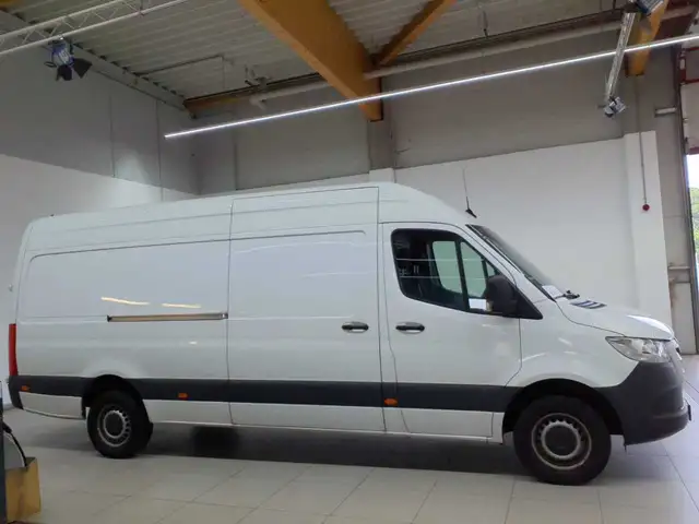 Mercedes-Benz Sprinter view 3