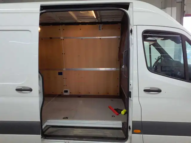 Mercedes-Benz Sprinter view 8