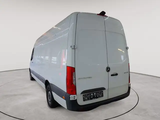 Mercedes-Benz Sprinter view 2