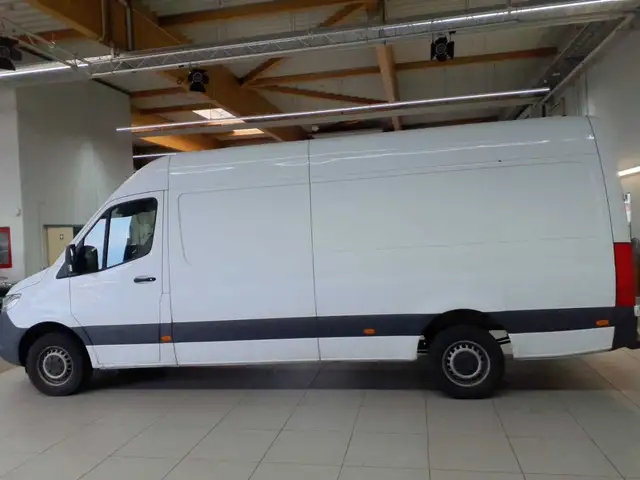 Mercedes-Benz Sprinter view 6