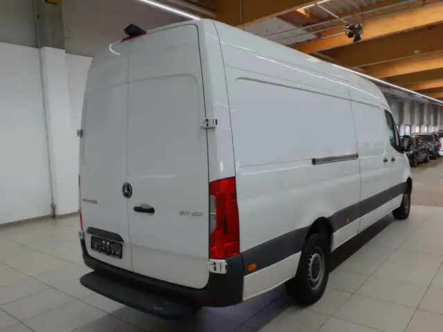 Mercedes-Benz Sprinter view 4