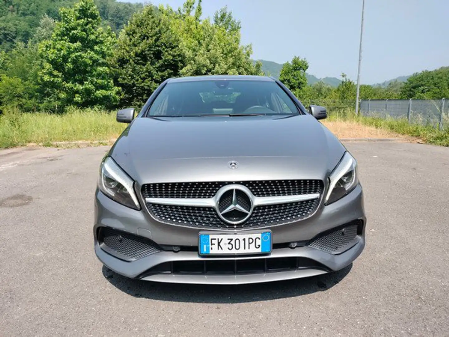 Mercedes-Benz A 200 A 200 d Premium Grijs - 2