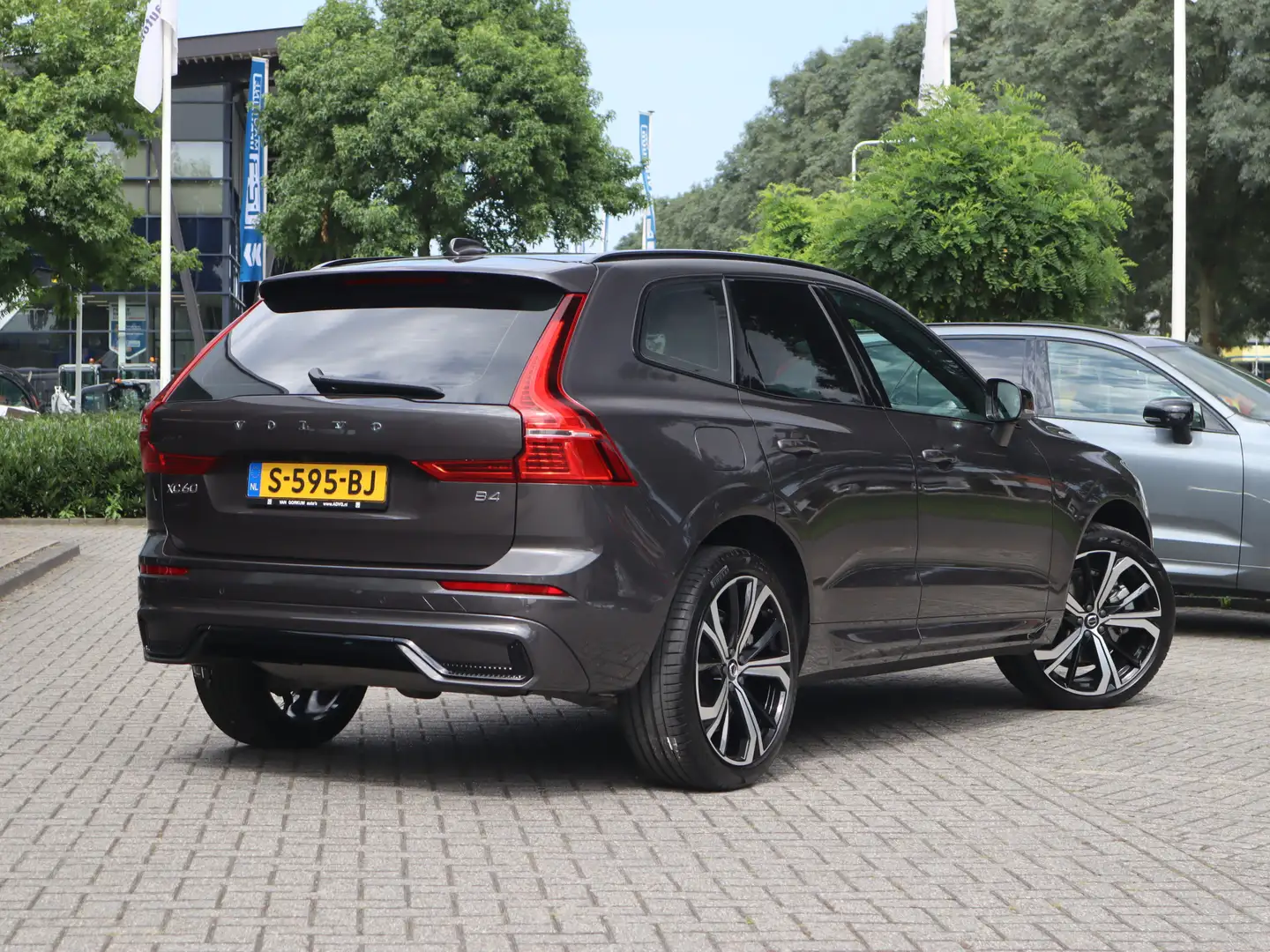 Volvo XC60 2.0 B4 R-Design / Leder / Facelift Gris - 2