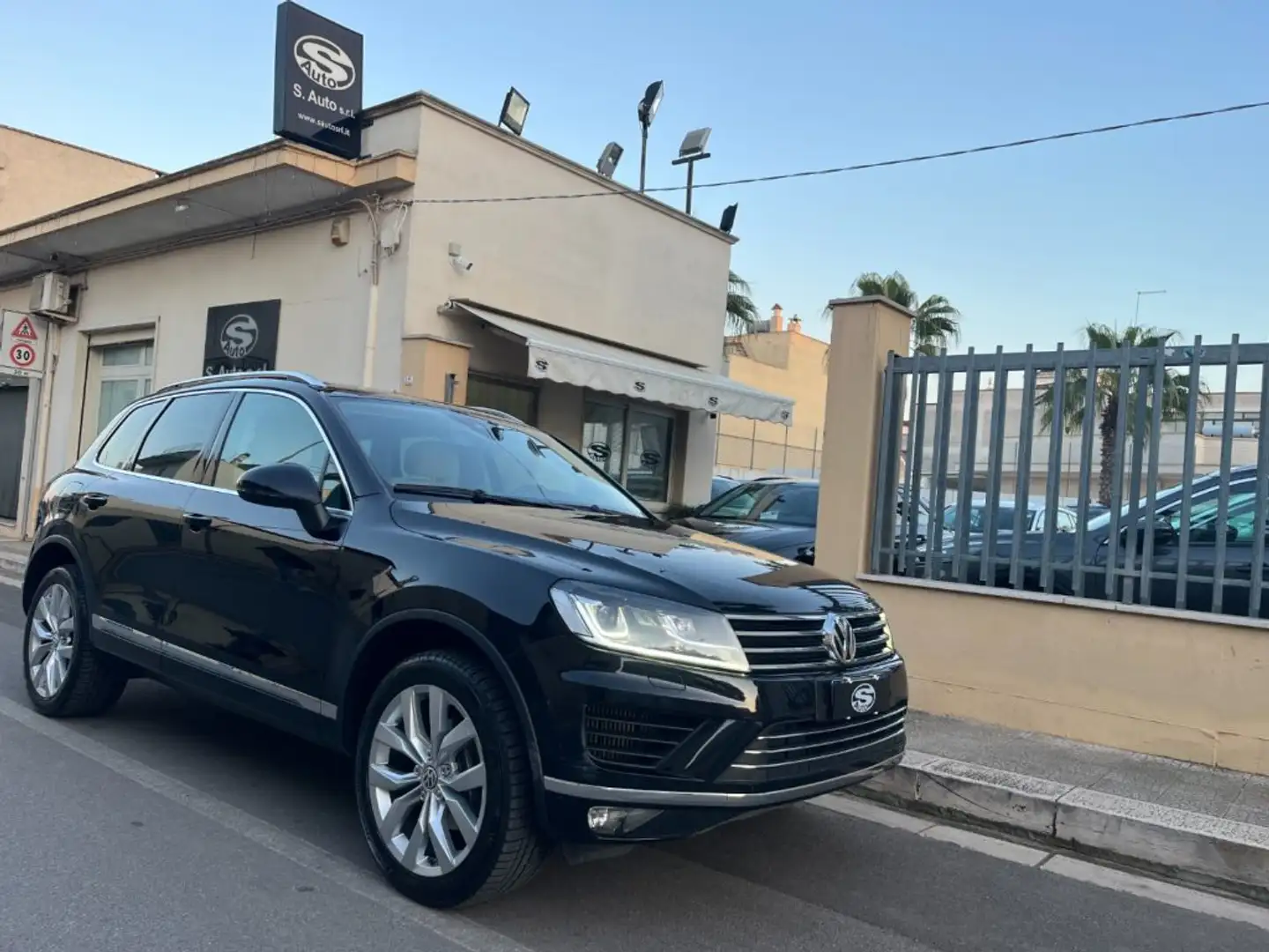 Volkswagen Touareg 3.0TDI 204CV DSG Executive *Tetto Apribile* Nero - 1