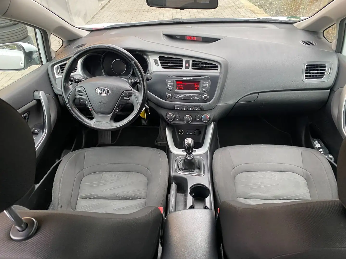 Kia Ceed / cee'd Lim 1.4 Klima PDC SHZ Weiß - 2