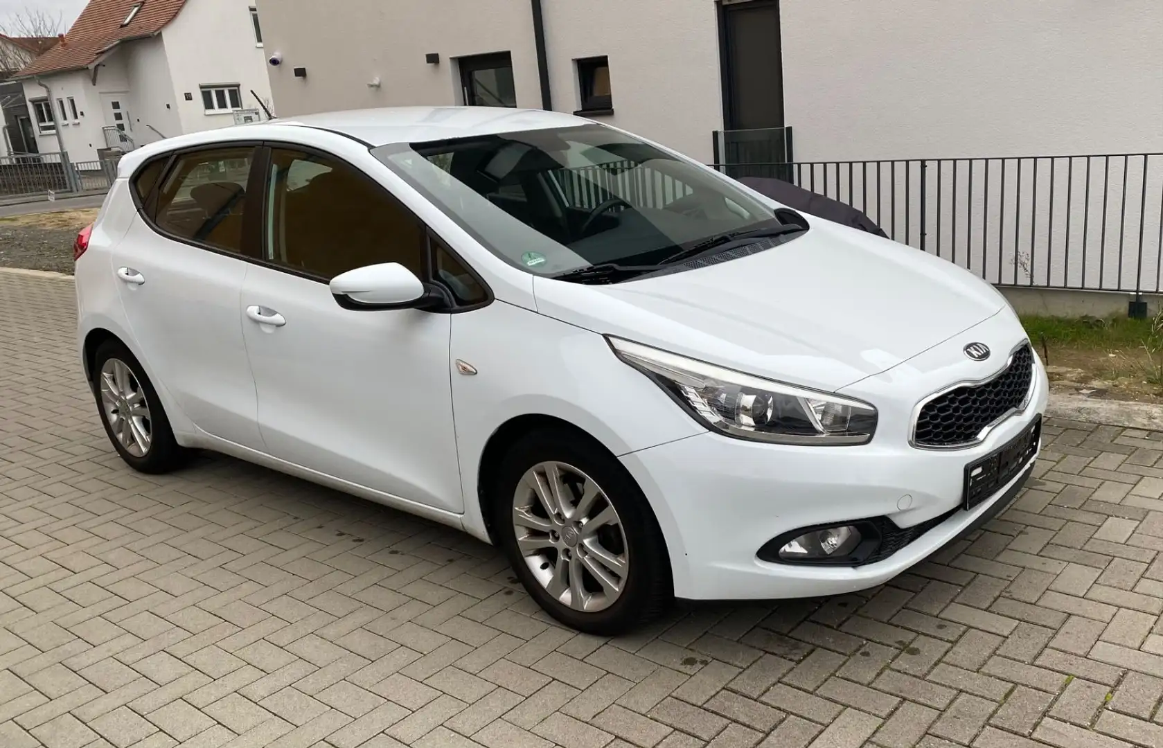 Kia Ceed / cee'd Lim 1.4 Klima PDC SHZ Weiß - 1