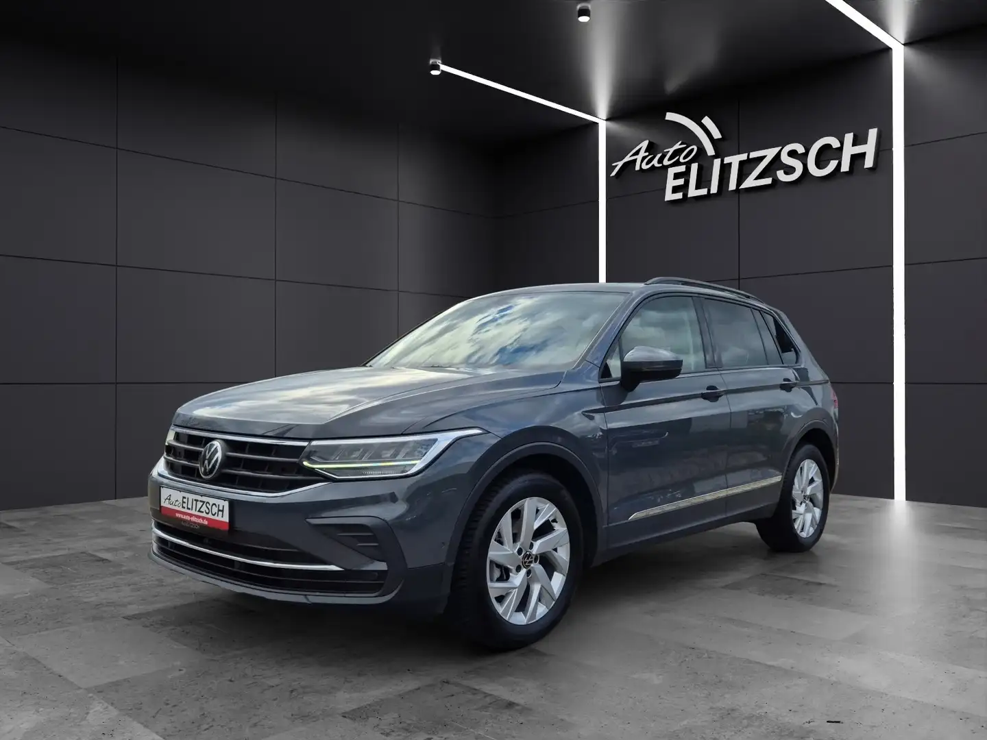 Volkswagen Tiguan TSI Life LED AHK Navi Pano ACC Park-Assist SH 18" Grau - 2