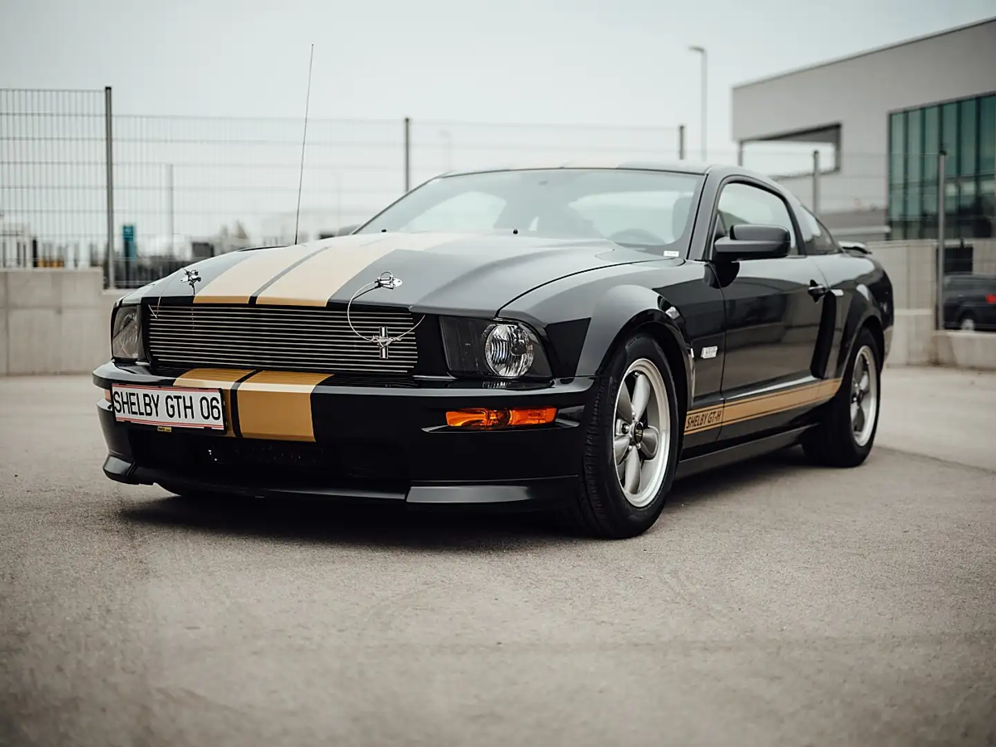 Ford Mustang Shelby GT-H Schwarz - 1