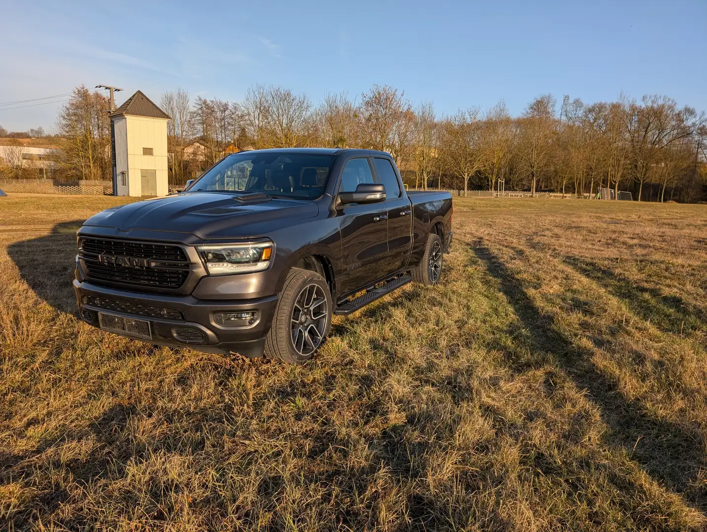 Dodge RAM Quad-Cab Sport, 4x4, 5.7L Hemi, Night-Edition Grau - 2