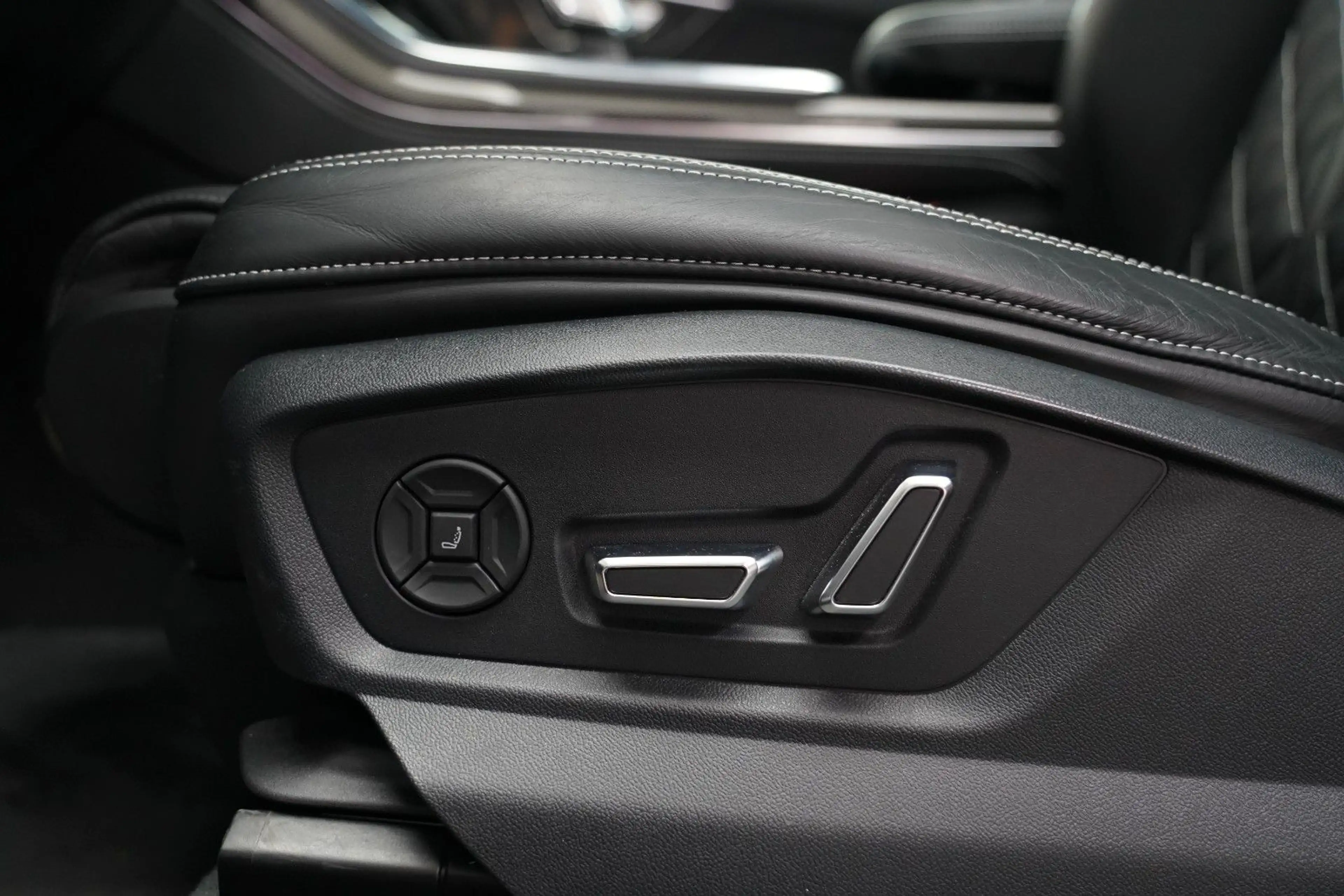 Audi SQ8 4.0TFSI quattro competition plus PANO 360 — photo 15