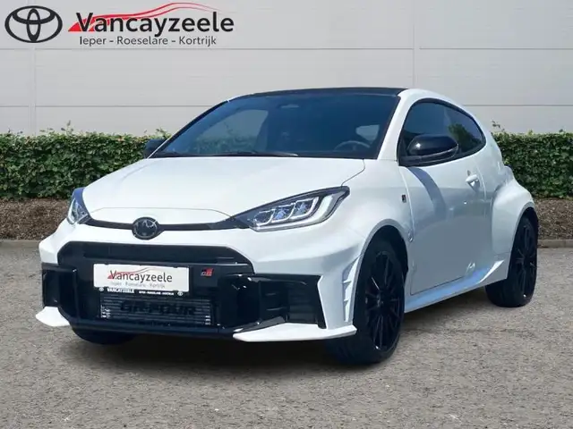 Toyota Yaris MT+red interior accent