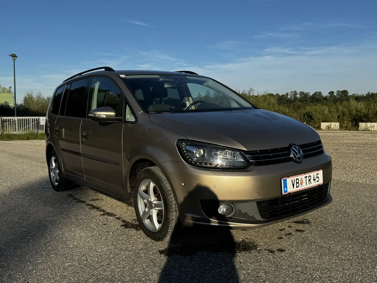 Volkswagen Touran 1,6 TDI DPF DSG Grau - 1