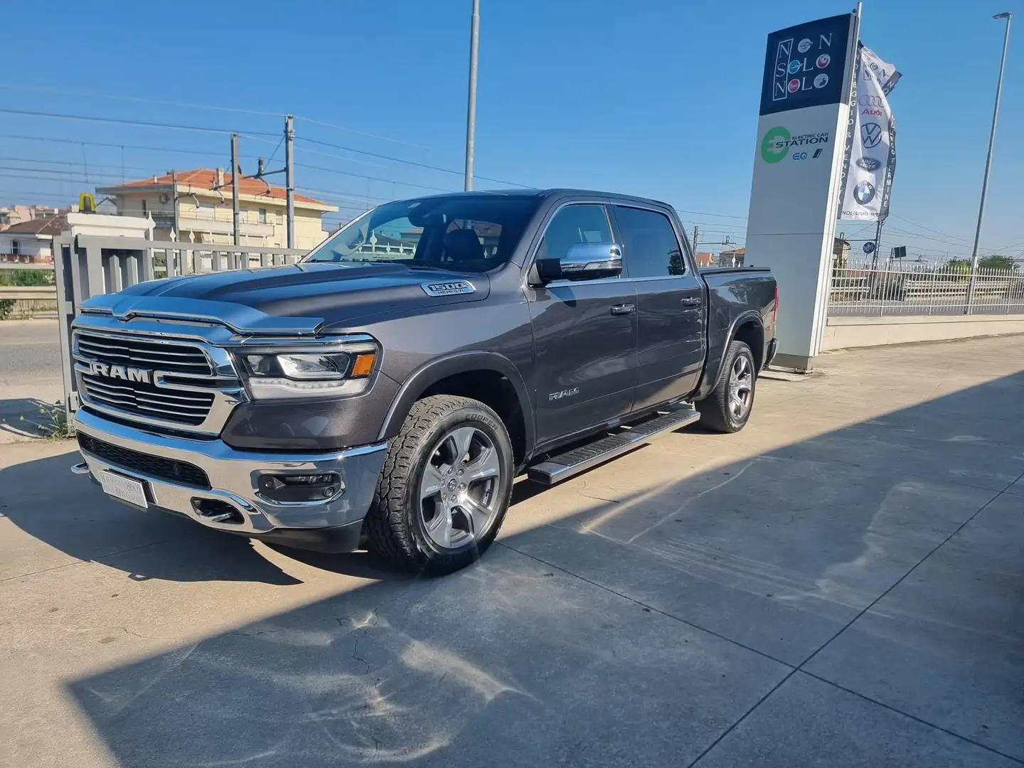 Dodge RAM 5.7 V8 Quad Cab MB LaRamie Gpl 395cv at8 Grigio - 1