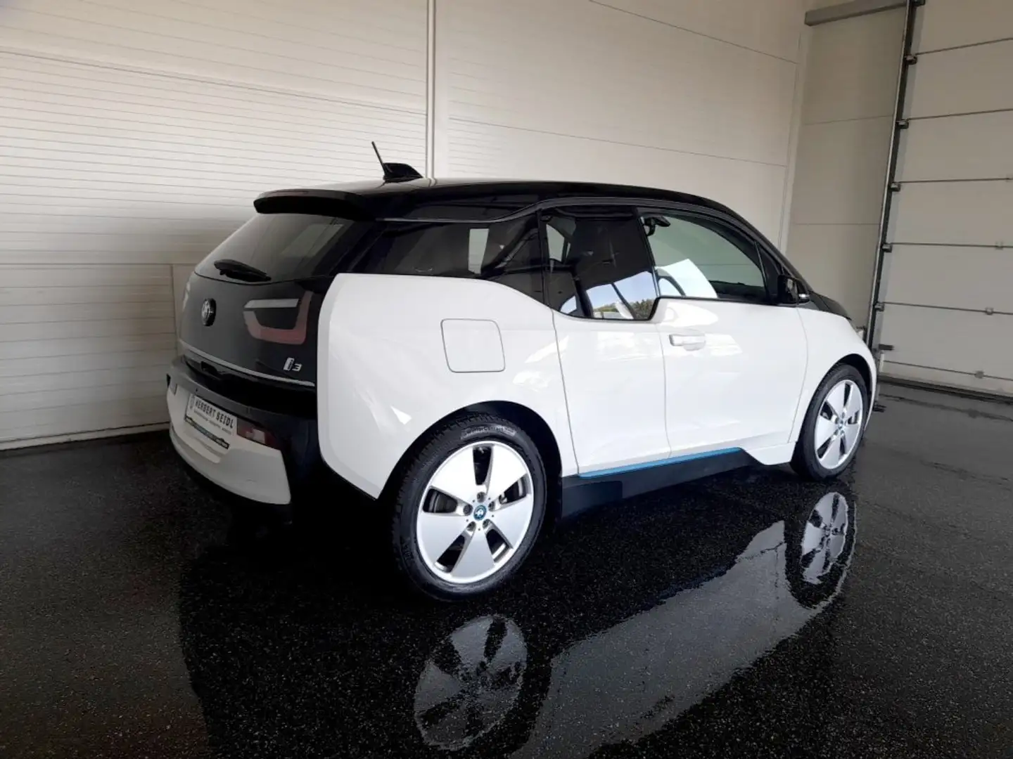BMW i3 42,2kWh Aut. *WÄRMEPUMPE / 19 ZOLL / VOLL LED / NAVI / KAMERA / SHZG / KLIMAAUT.* Weiß - 2