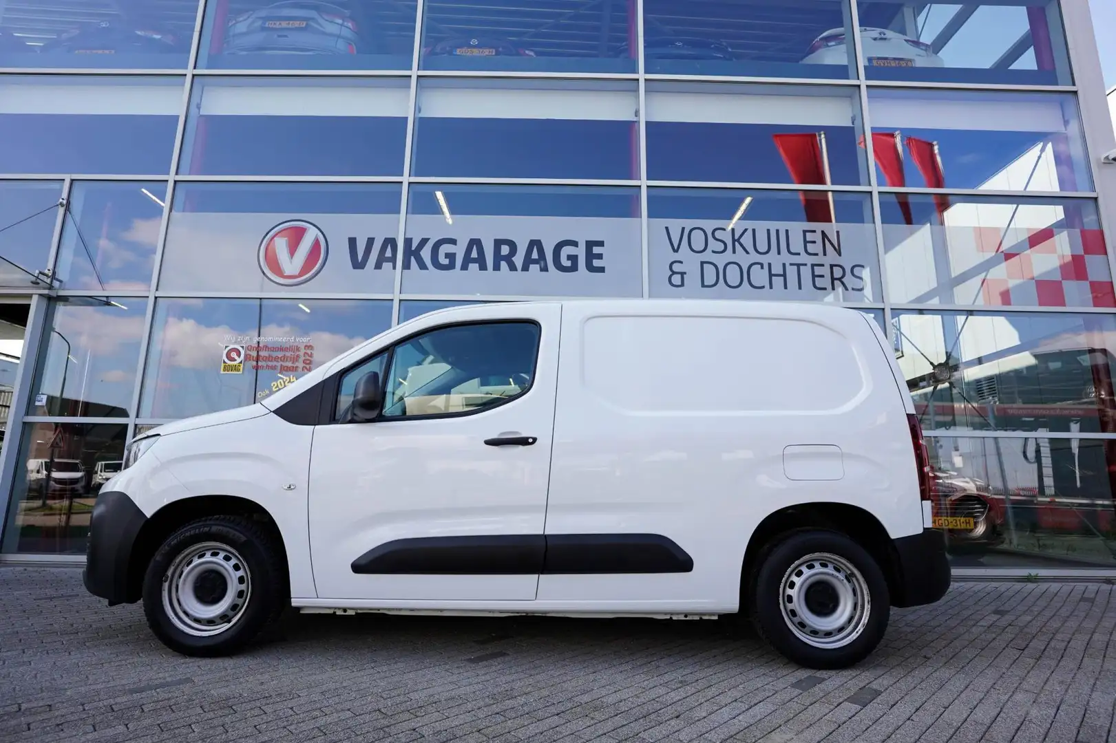 Peugeot Partner 1.2 L1 Premium 3 pers. | BPM vrij | ex BTW | Trekh Wit - 2