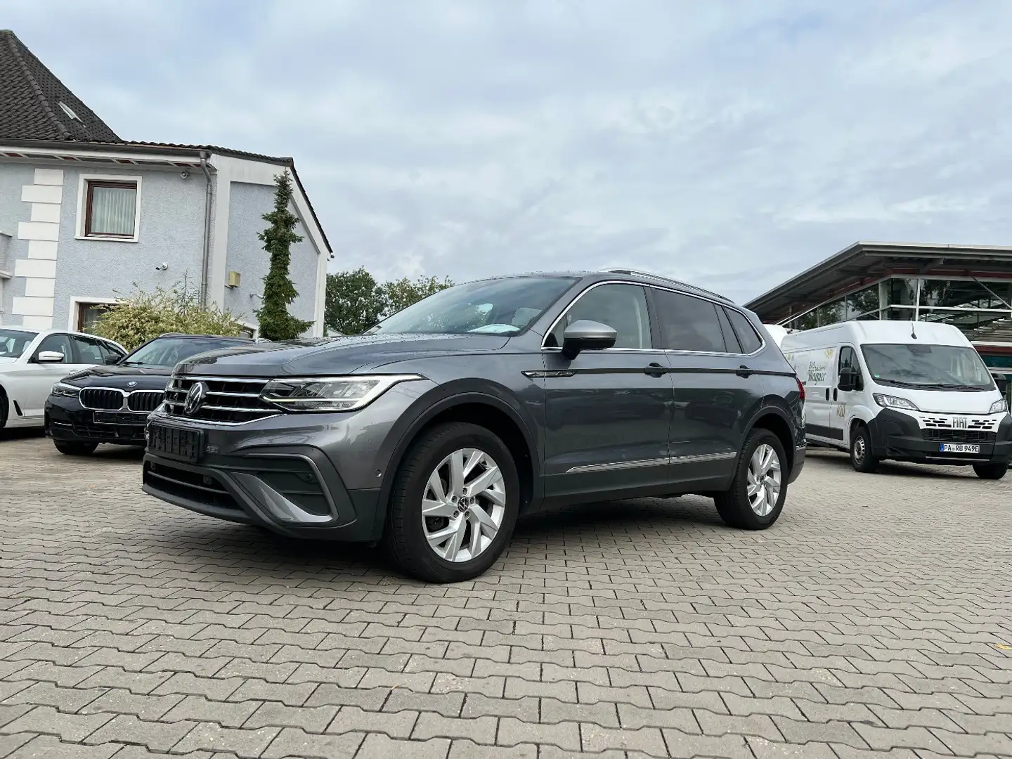 Volkswagen Tiguan Allspace 2.0 TDI 4Motion Life *LED Head-up Grau - 1