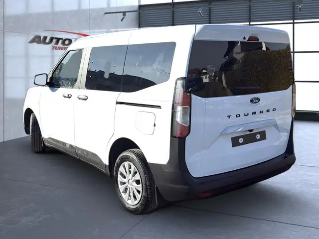 Ford Tourneo Courier view 3