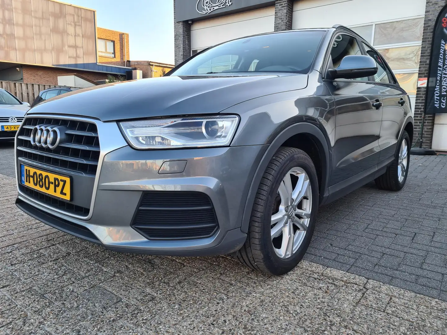 Audi Q3 1.4 TFSI CoD Design Pro Line Plus Grijs - 1