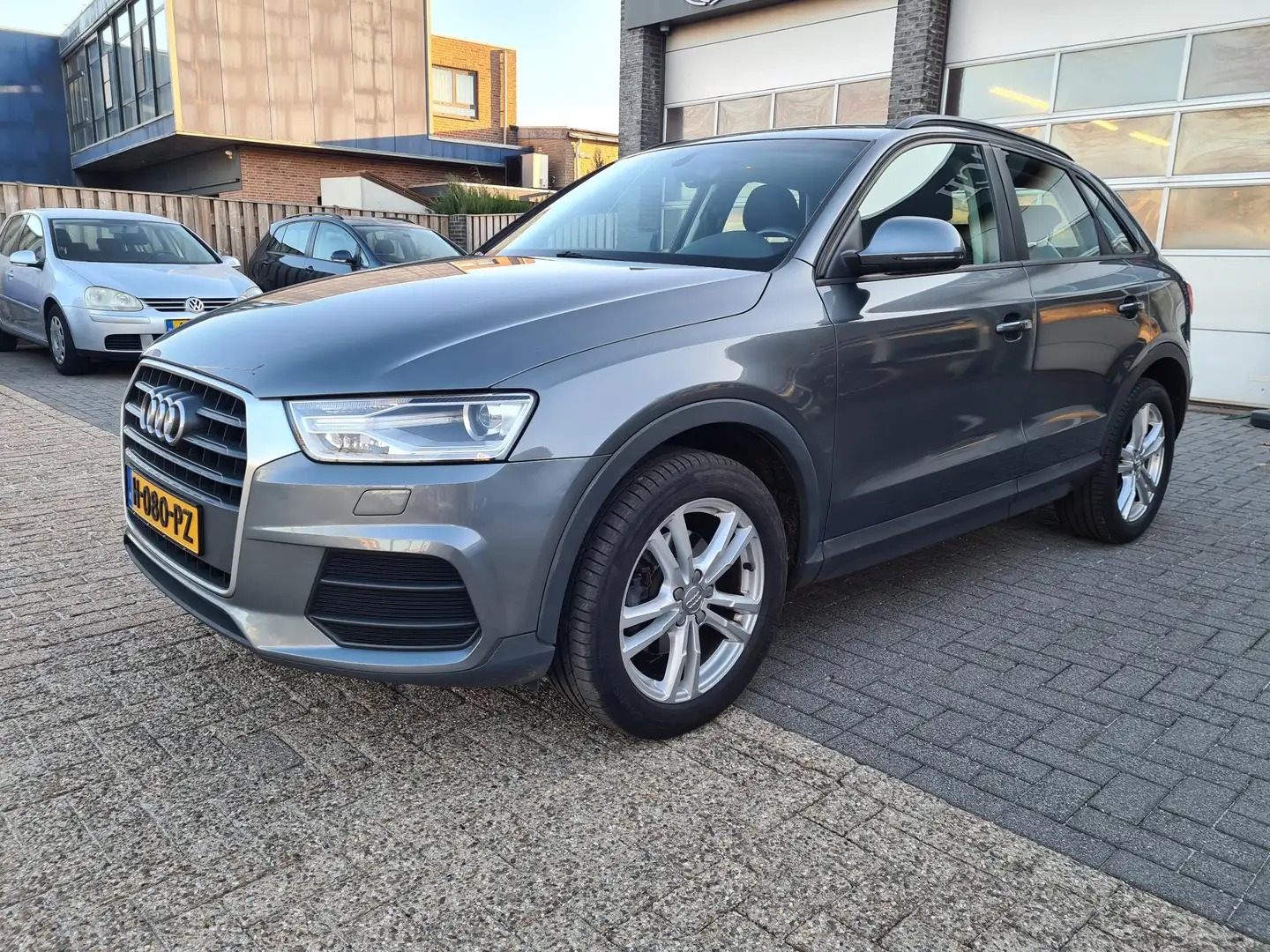 Audi Q3 1.4 TFSI CoD Design Pro Line Plus Grijs - 2