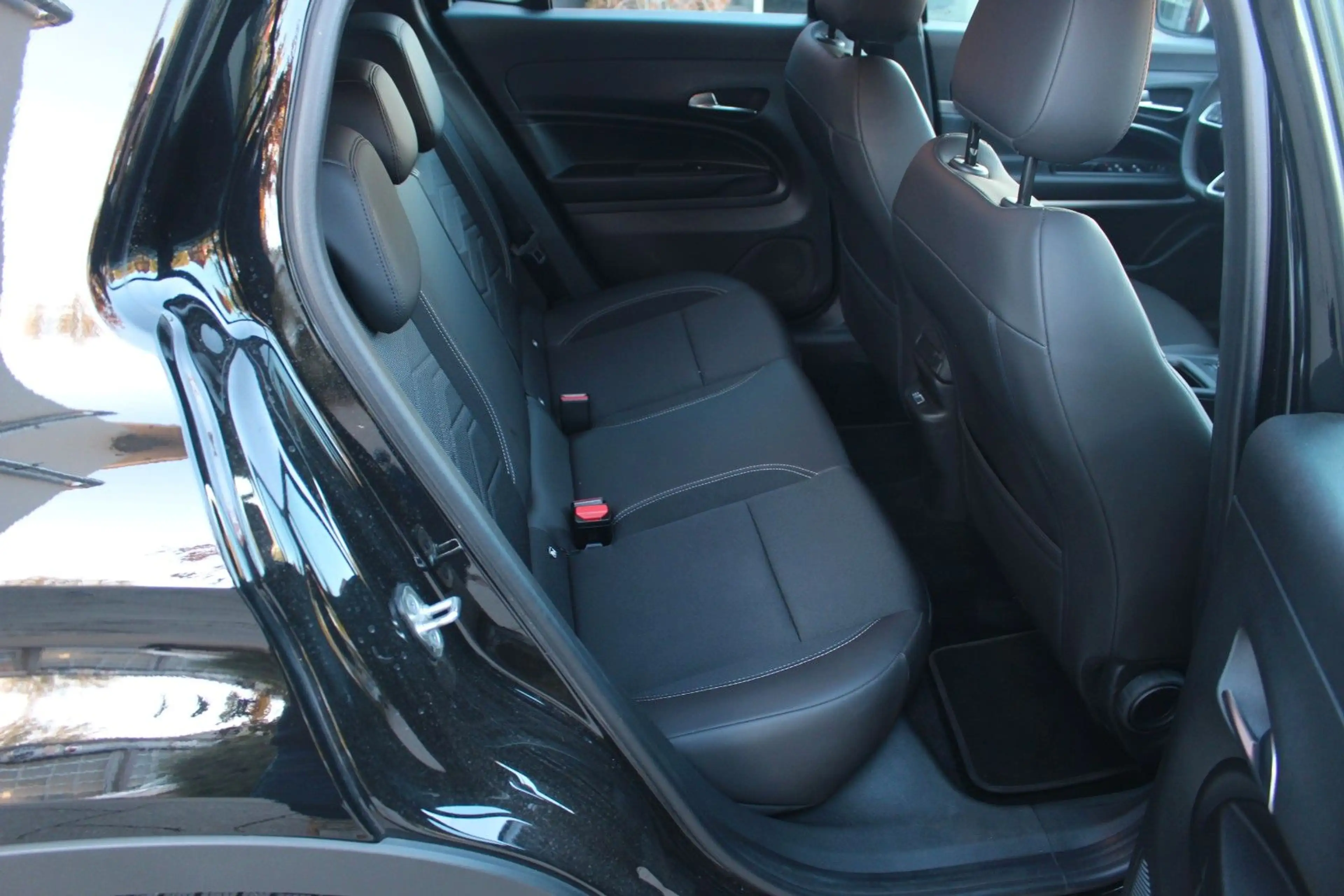 Jeep Avenger Altitude Mild-Hybrid — photo 9