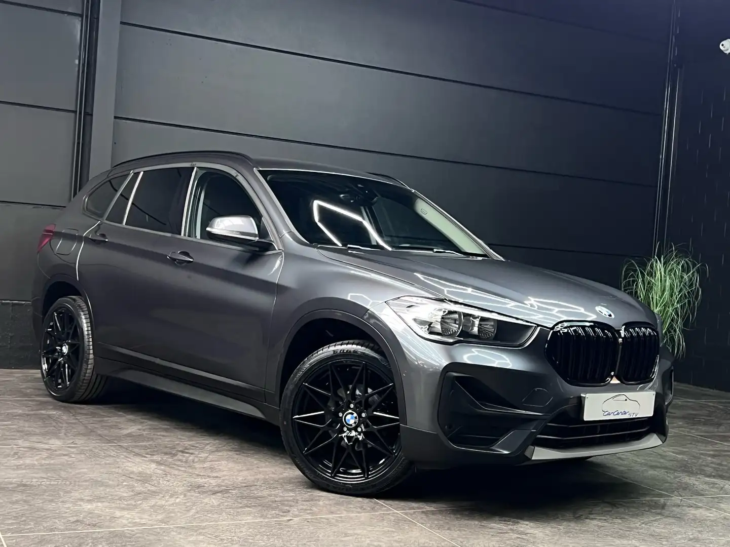 BMW X1 sDrive16 dA Steptronic / Leder / Camera / 2021 Grijs - 1