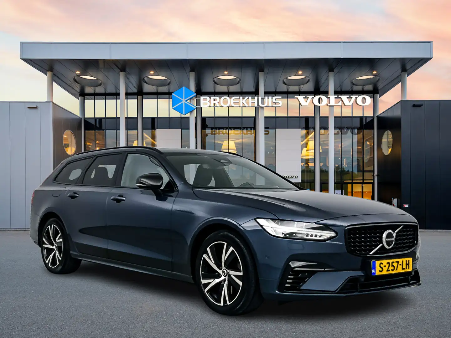 Volvo V90 T6 Recharge AWD R-Design | Luchtvering | Bowers & Blauw - 2