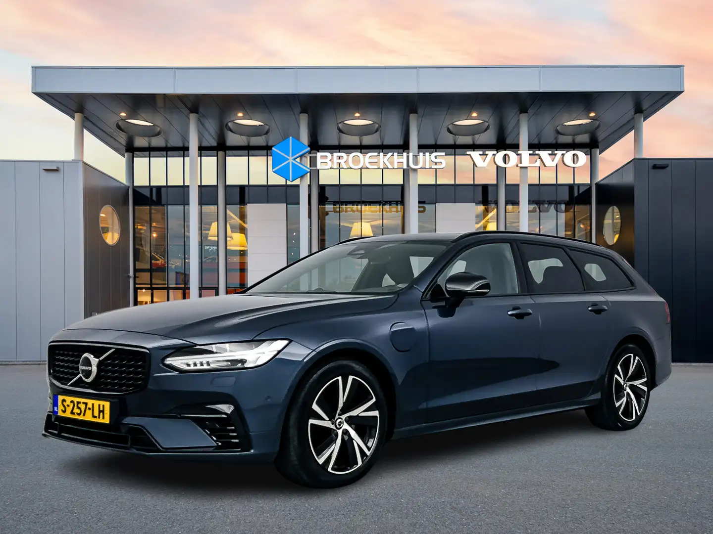 Volvo V90 T6 Recharge AWD R-Design | Luchtvering | Bowers & Blauw - 1