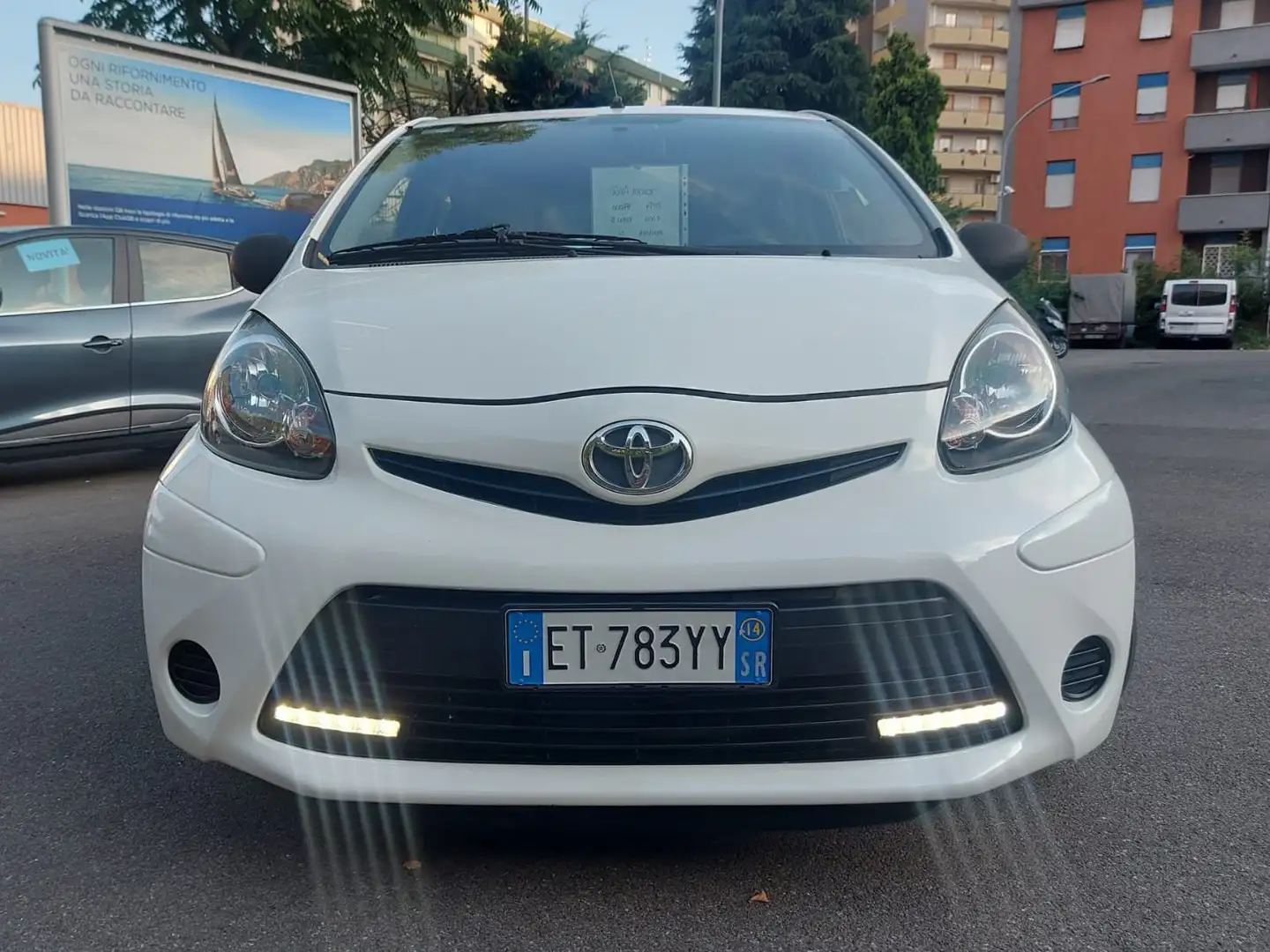 Toyota Aygo con SENSORI DI PARCHEGGIO Verde - 2