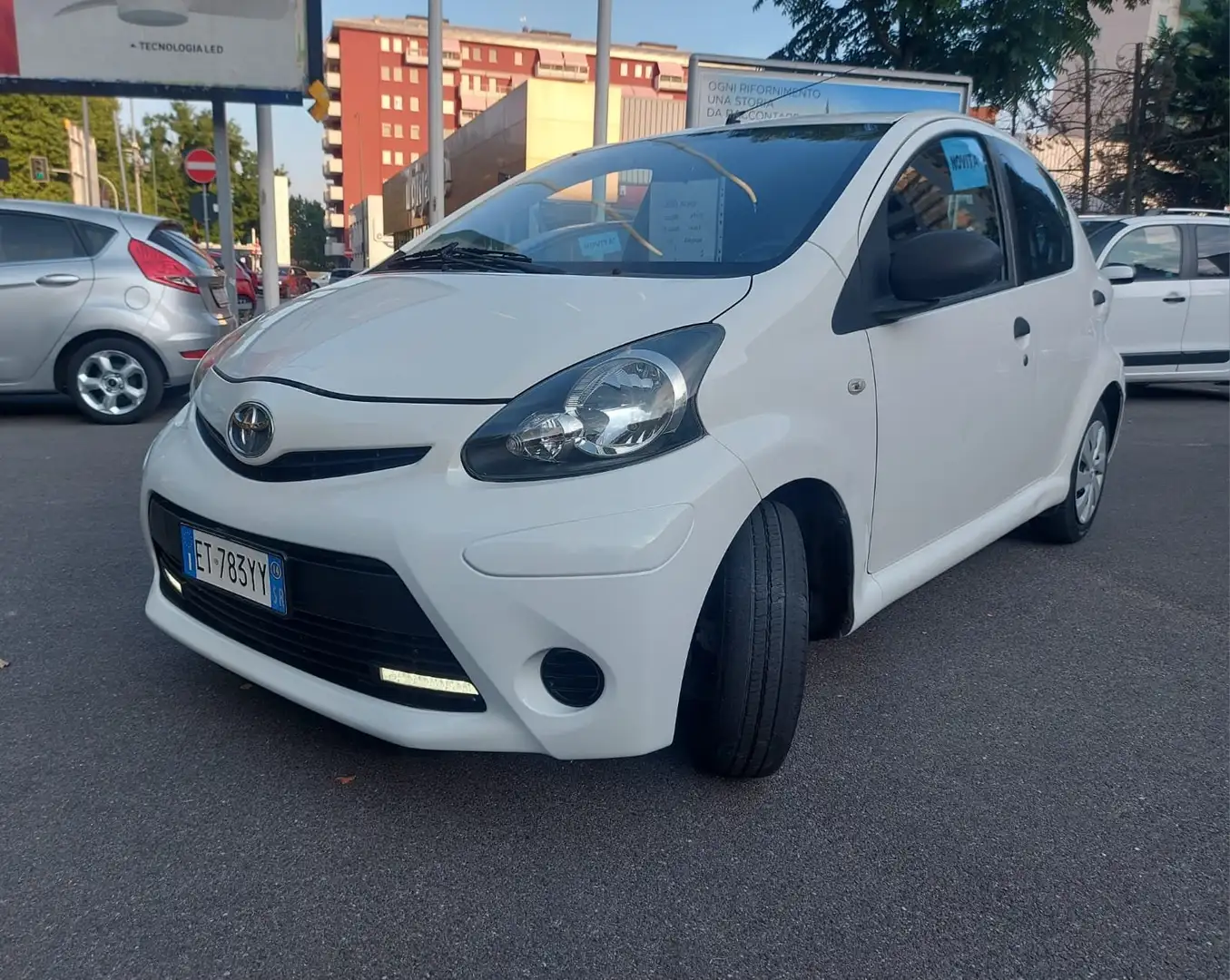 Toyota Aygo con SENSORI DI PARCHEGGIO Verde - 1