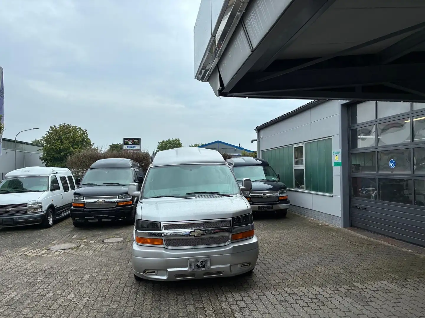 Chevrolet Express 5,3l V8 Explorer Limited AWD/4X4 Silber - 2