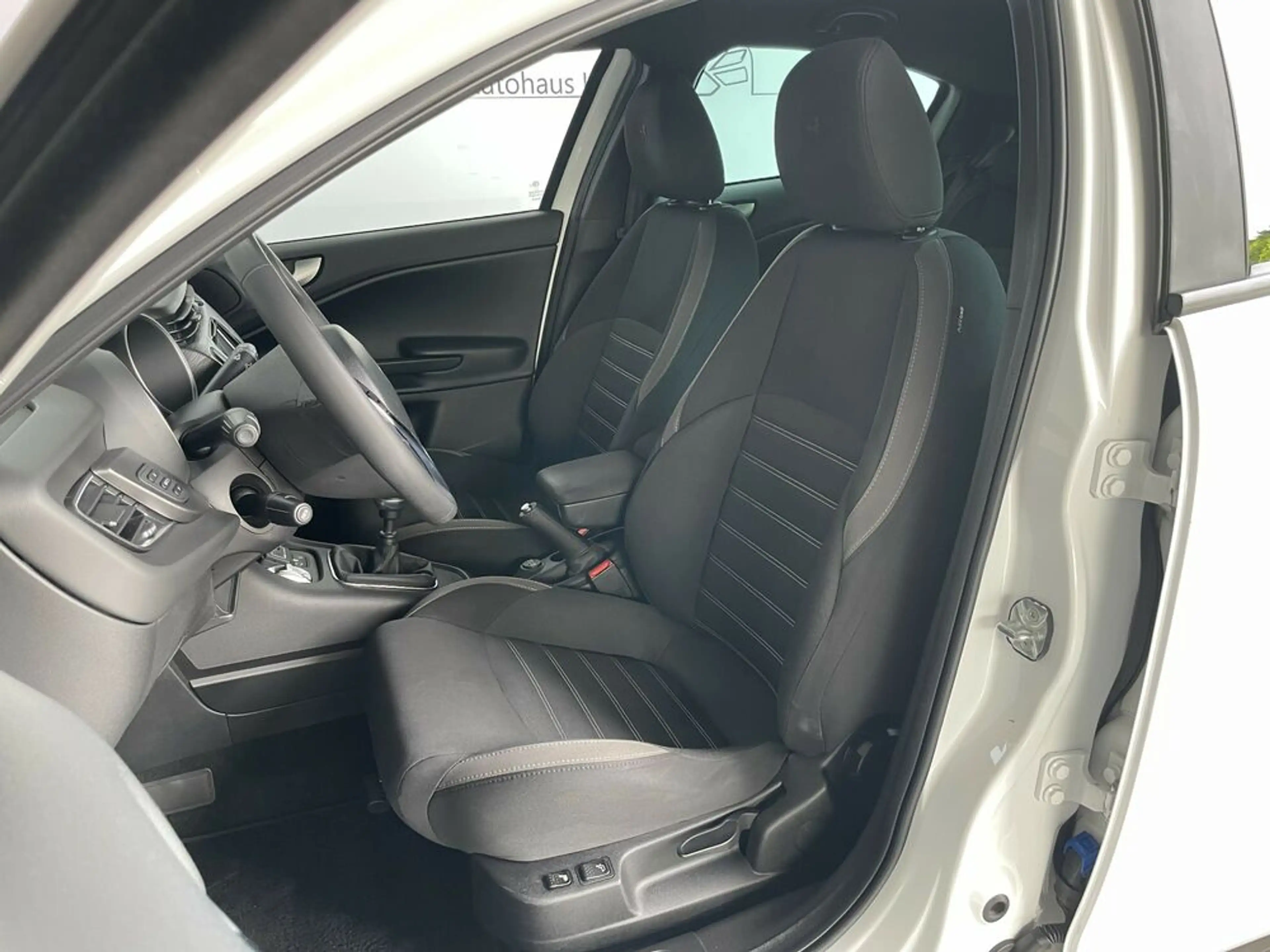 Alfa Romeo Giulietta Super *Bi-Xenon*PDC*Kamera*SitzH*DAB* — photo 9