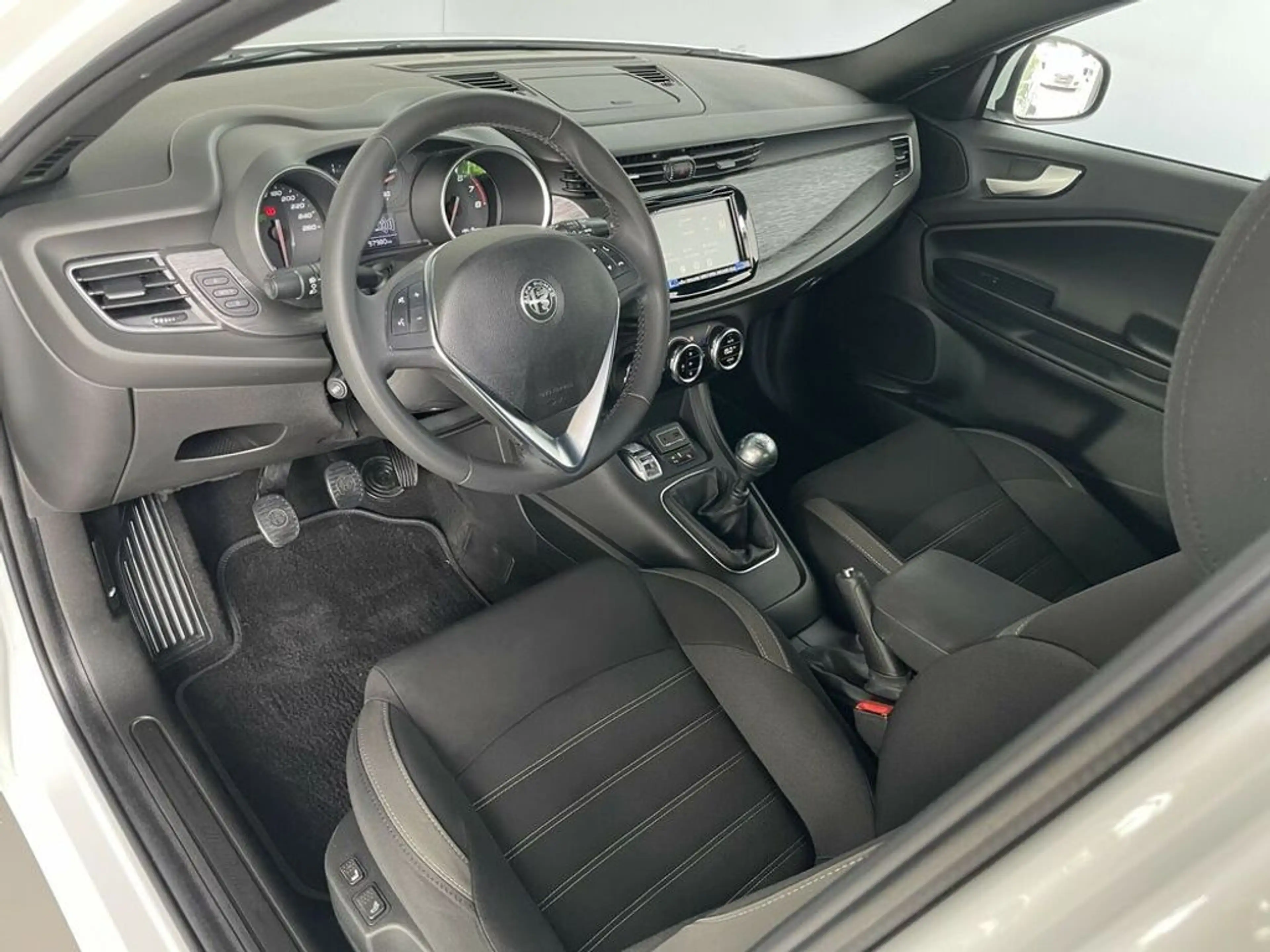 Alfa Romeo Giulietta Super *Bi-Xenon*PDC*Kamera*SitzH*DAB* — photo 8
