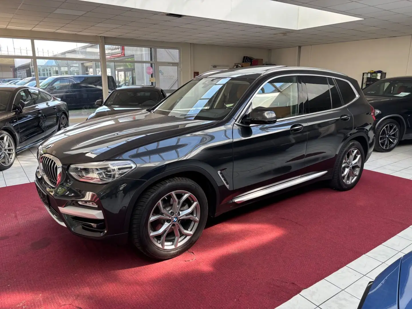 BMW X3 sDrive 18 d M-Paket NAVI+LED+PANO+KAM+AHK+PDC Grijs - 1