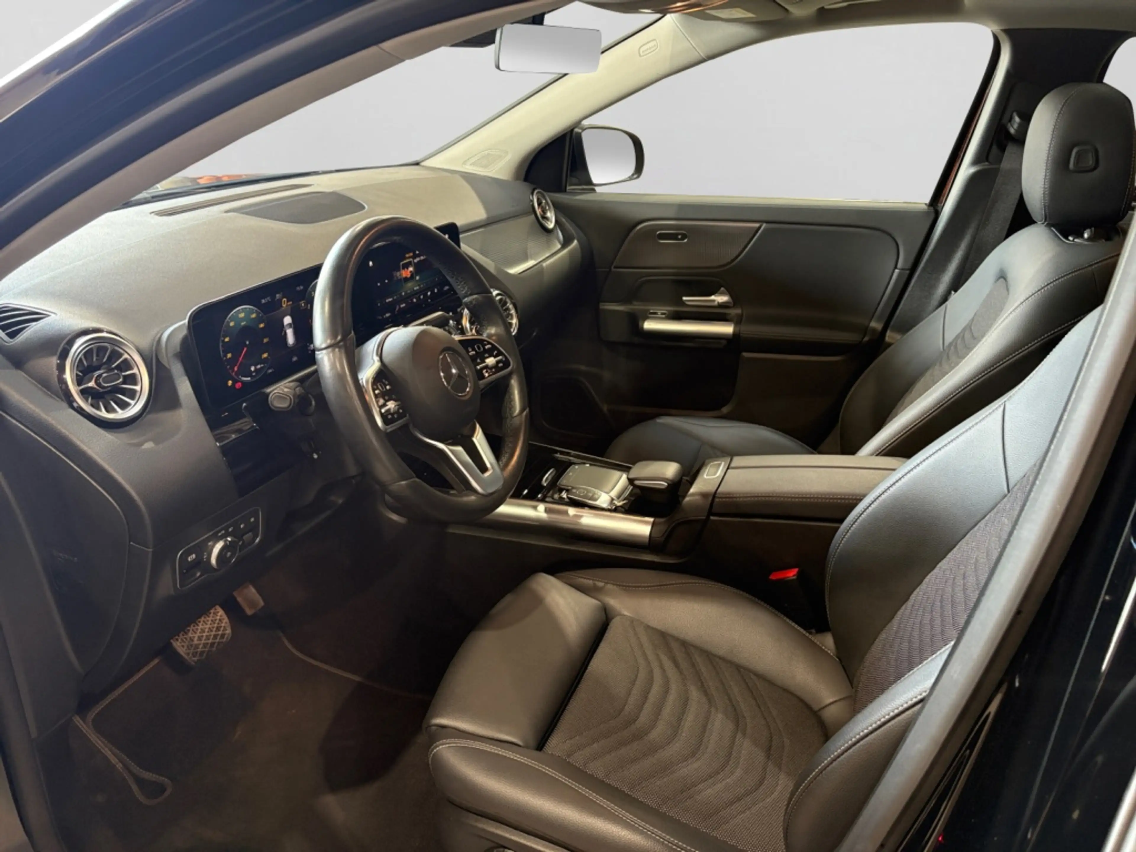 Mercedes-Benz GLA 200 PROGRESSIVE|MBEAM|DISTR|PANO|AHK|360|SHZ — photo 10