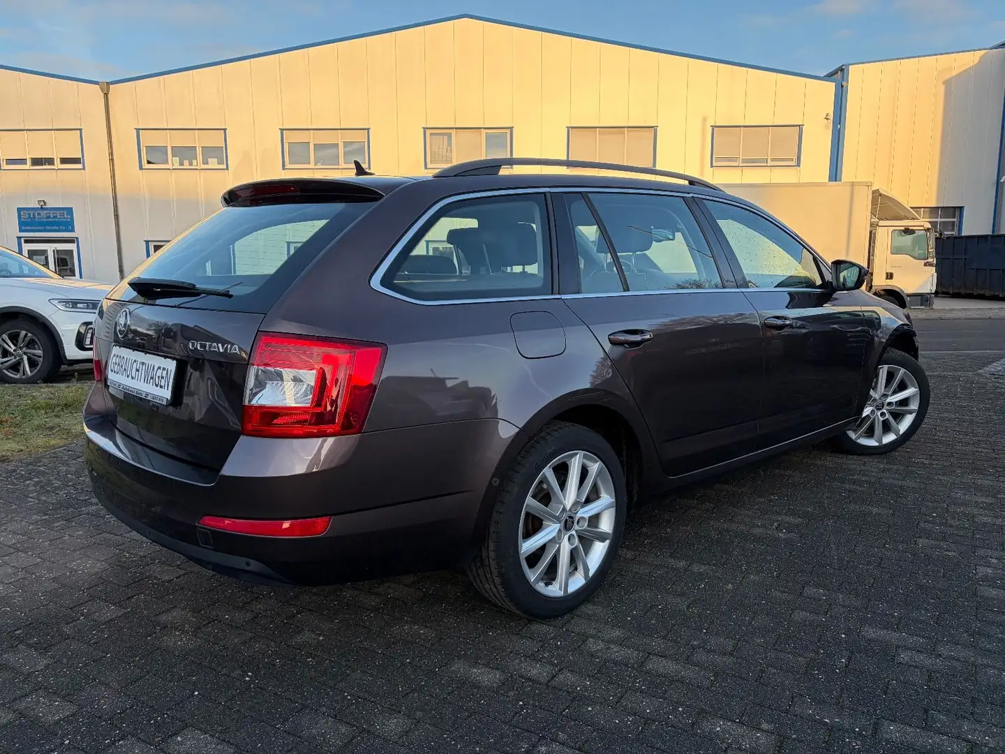 Skoda Octavia Combi Elegance SHZ*Xenon*FLA*Lane.Ass Braun - 2