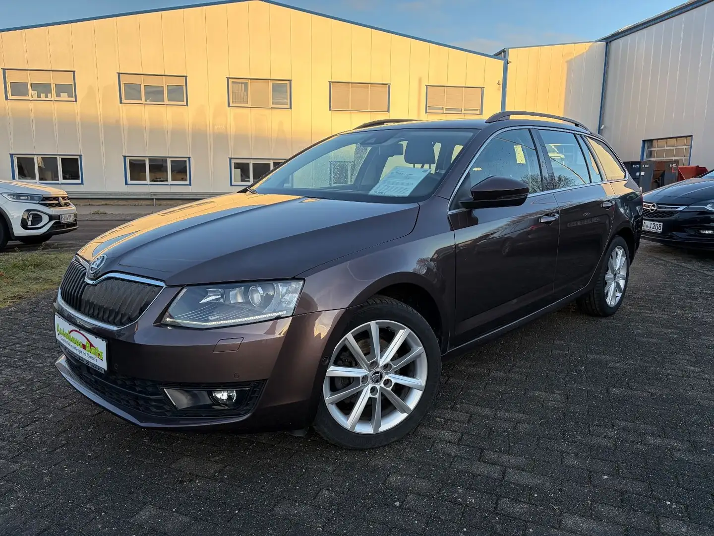 Skoda Octavia Combi Elegance SHZ*Xenon*FLA*Lane.Ass Braun - 1