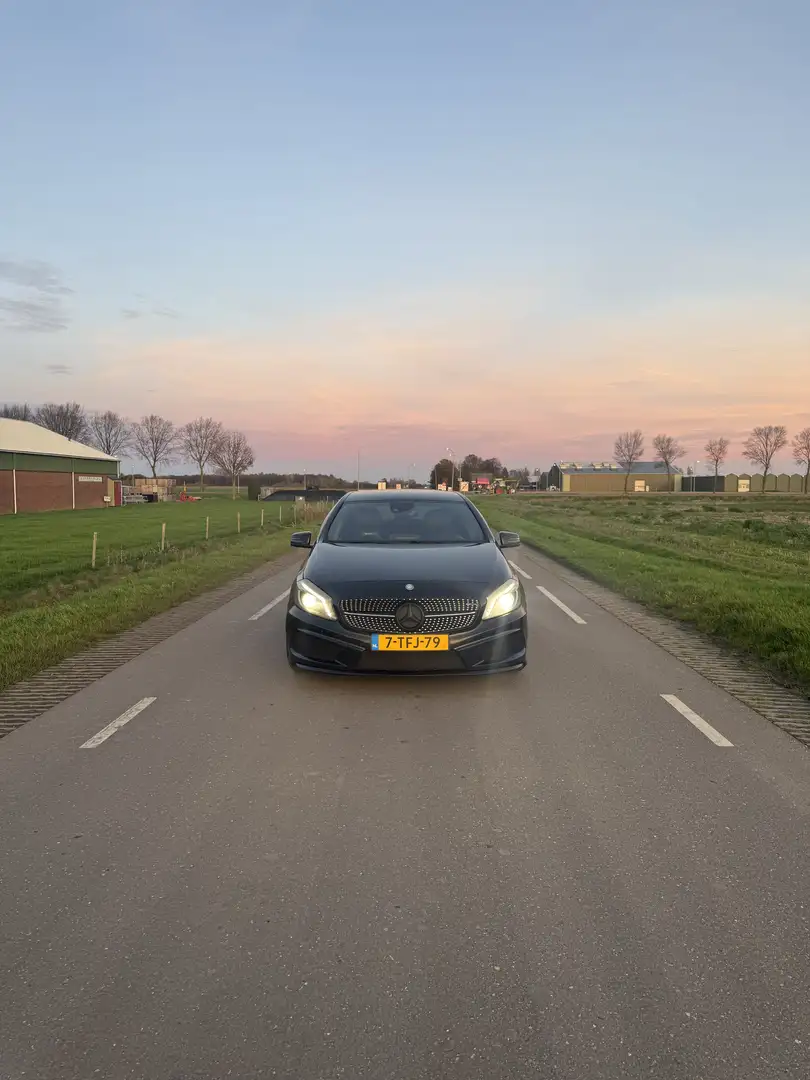 Mercedes-Benz A 180 Ambition AMG look Red Details Zwart - 1
