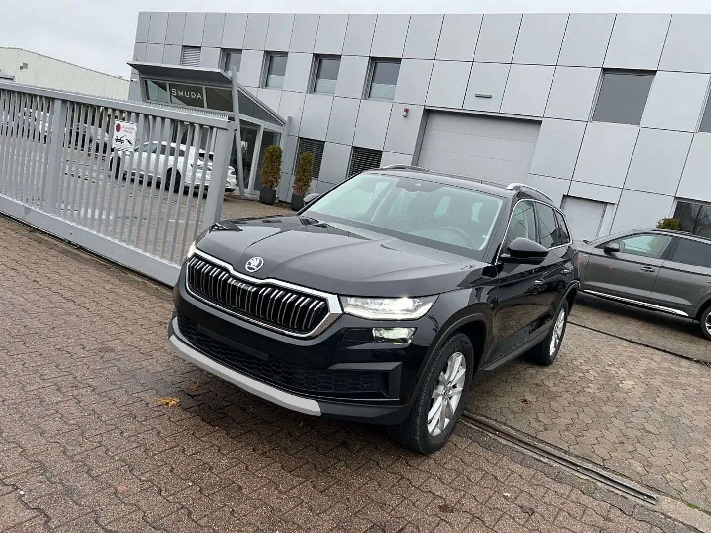 Skoda Kodiaq Style VIRTUAL*ACC*KAMERA*AHK*LEDER*APP Schwarz - 1