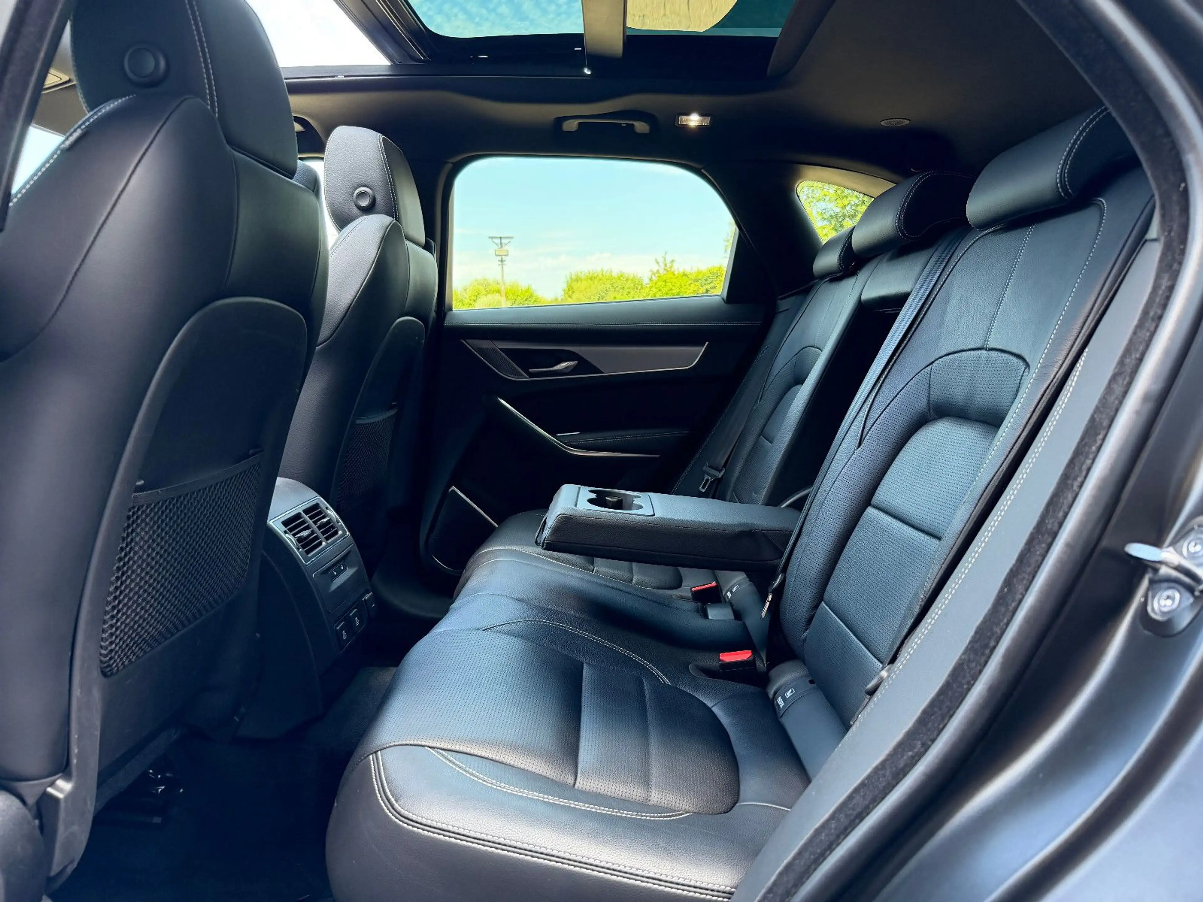Jaguar F-Pace F-PACE P400e R-DYNAMIC S*ACC*HUD*PIXEL*PANO*20" — photo 8