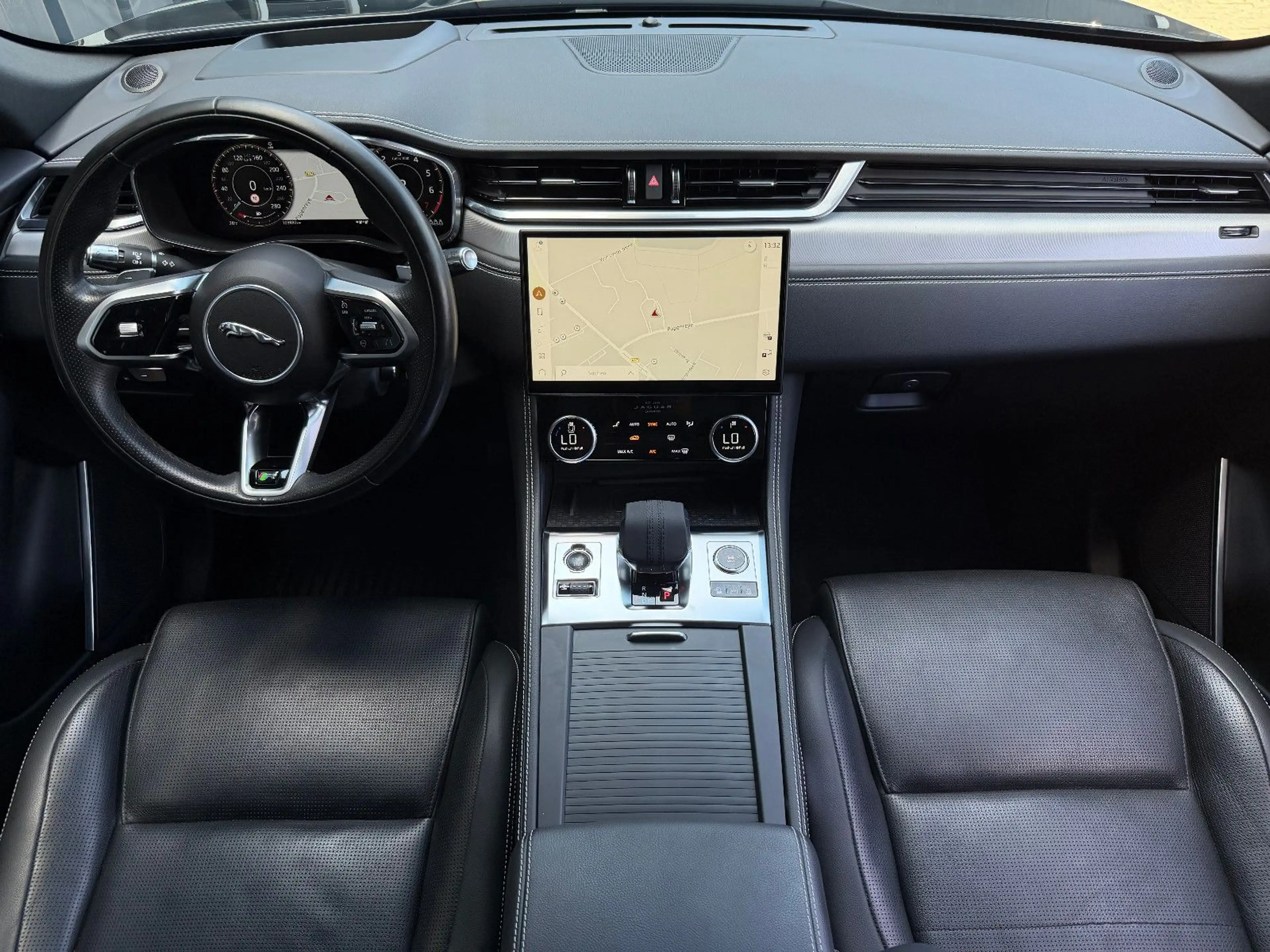 Jaguar F-Pace F-PACE P400e R-DYNAMIC S*ACC*HUD*PIXEL*PANO*20" — photo 4