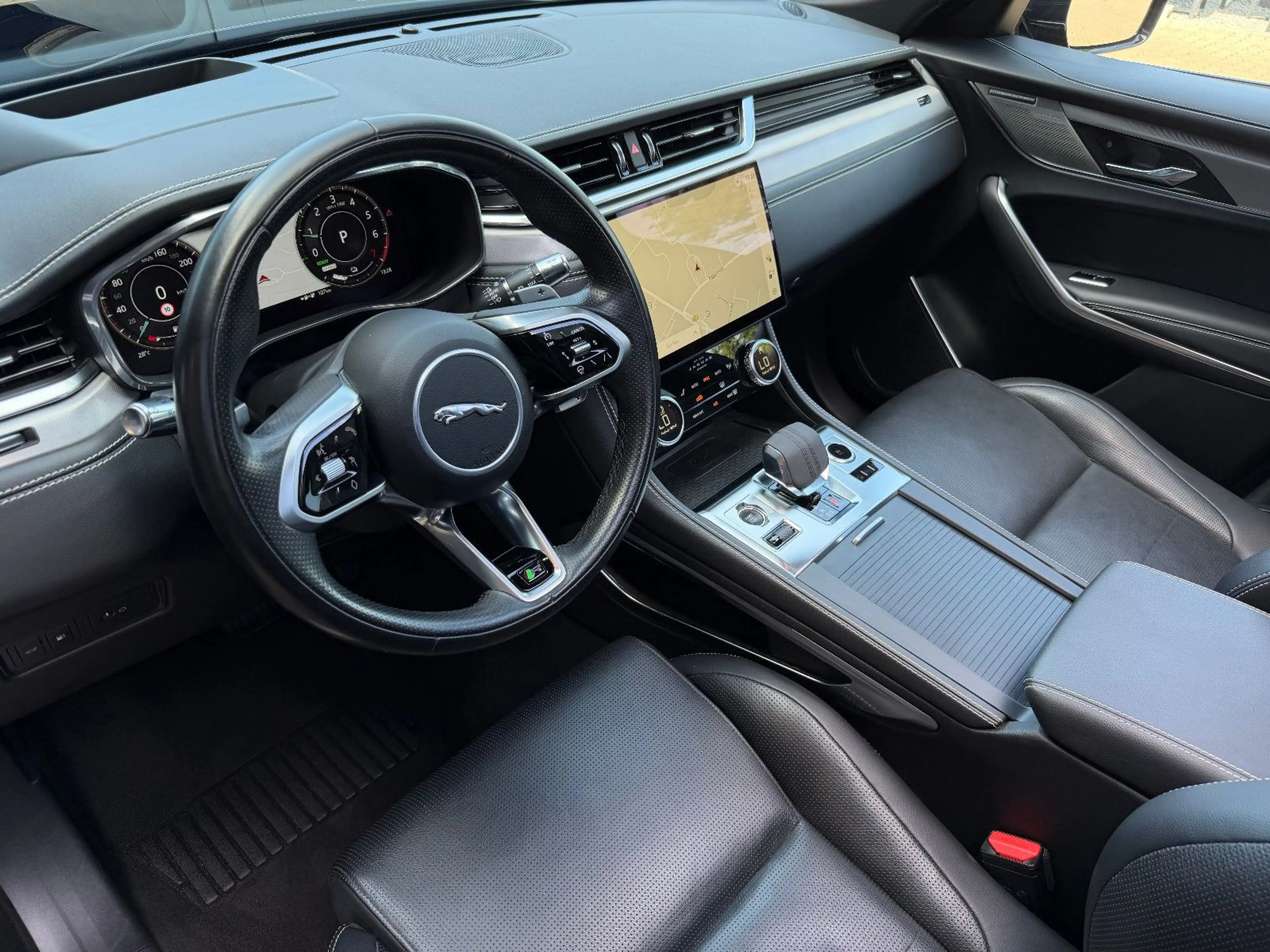 Jaguar F-Pace F-PACE P400e R-DYNAMIC S*ACC*HUD*PIXEL*PANO*20" — photo 3