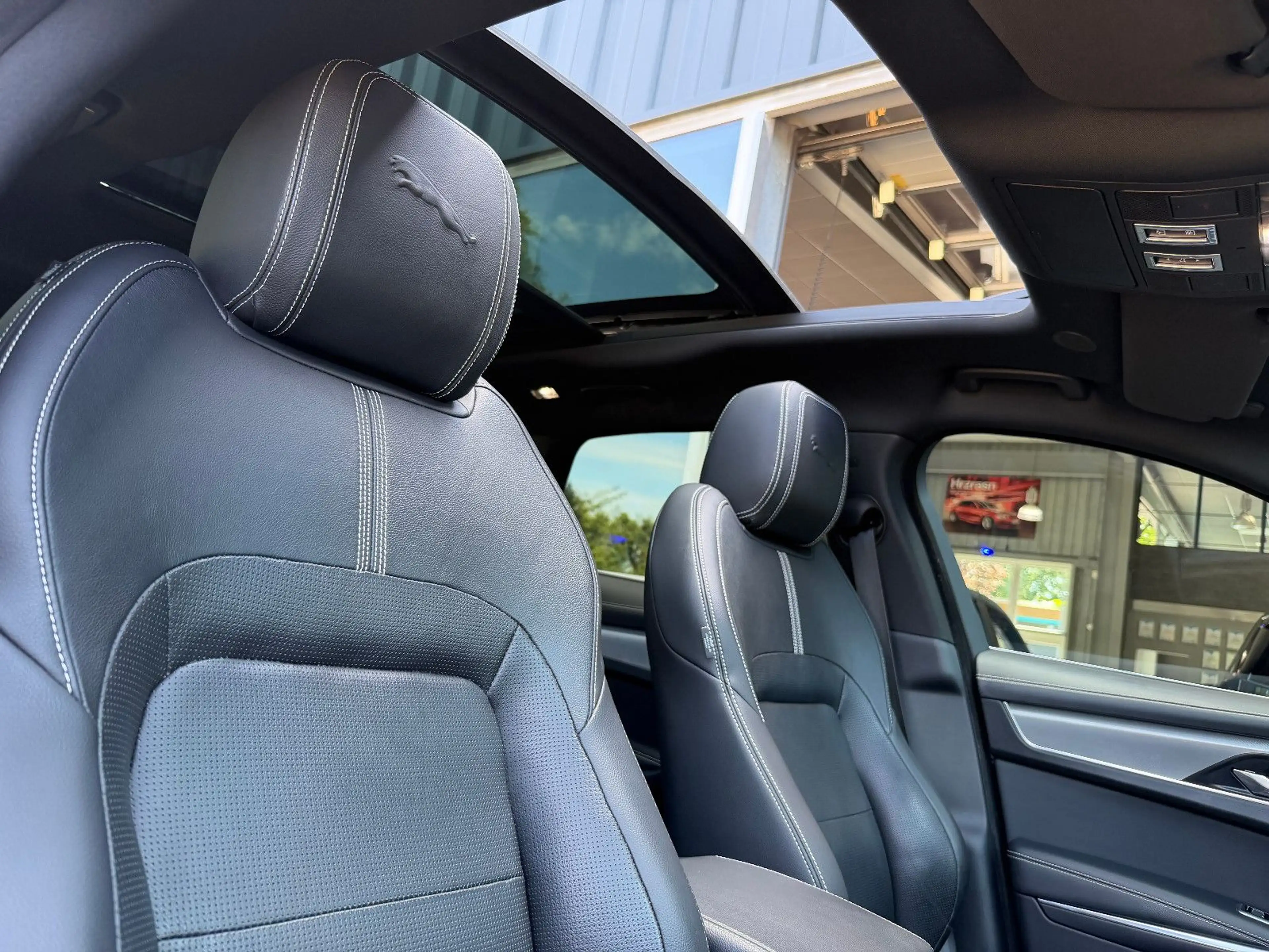 Jaguar F-Pace F-PACE P400e R-DYNAMIC S*ACC*HUD*PIXEL*PANO*20" — photo 9