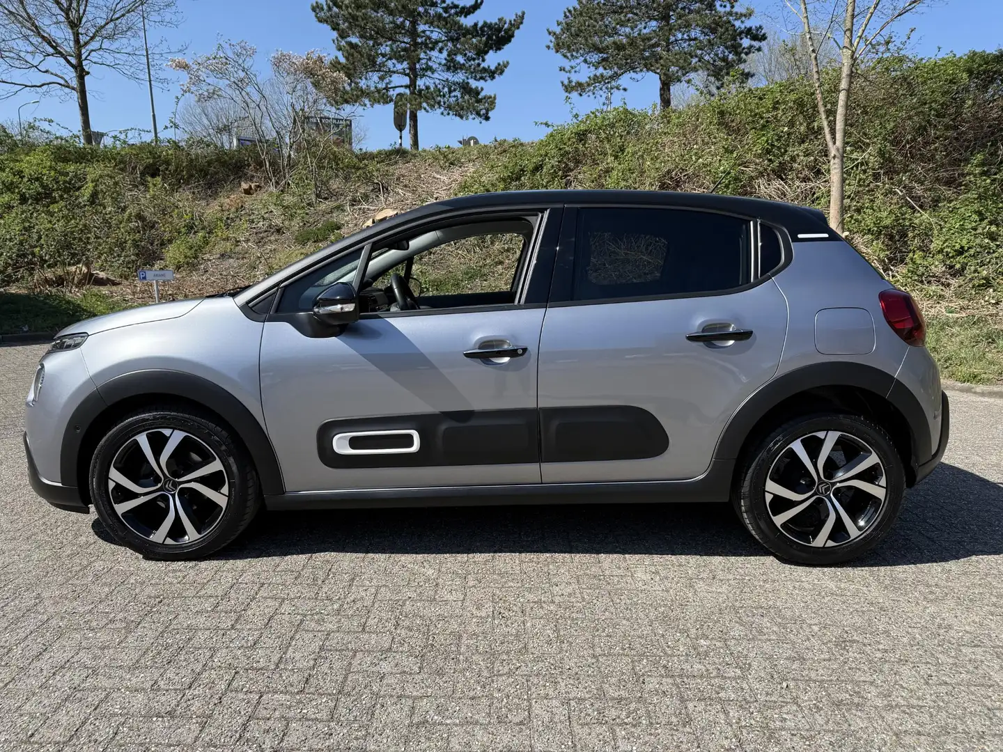 Citroen C3 1.2i Shine | Navigatie | Camera | Climate control Gris - 2