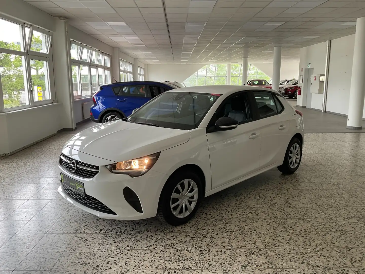 Opel Corsa F 1.2 Edition Ganzjahresbereifung Weiß - 2