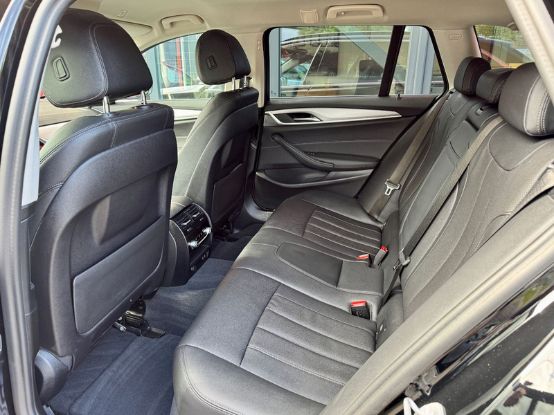 BMW 530 d Touring xDrive*DrivAss*ParkA+*DAB*RFK*AHK* — photo 10